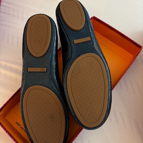 Tory Burch Navy Ballet Flats with Logo - Picture 4 of 6